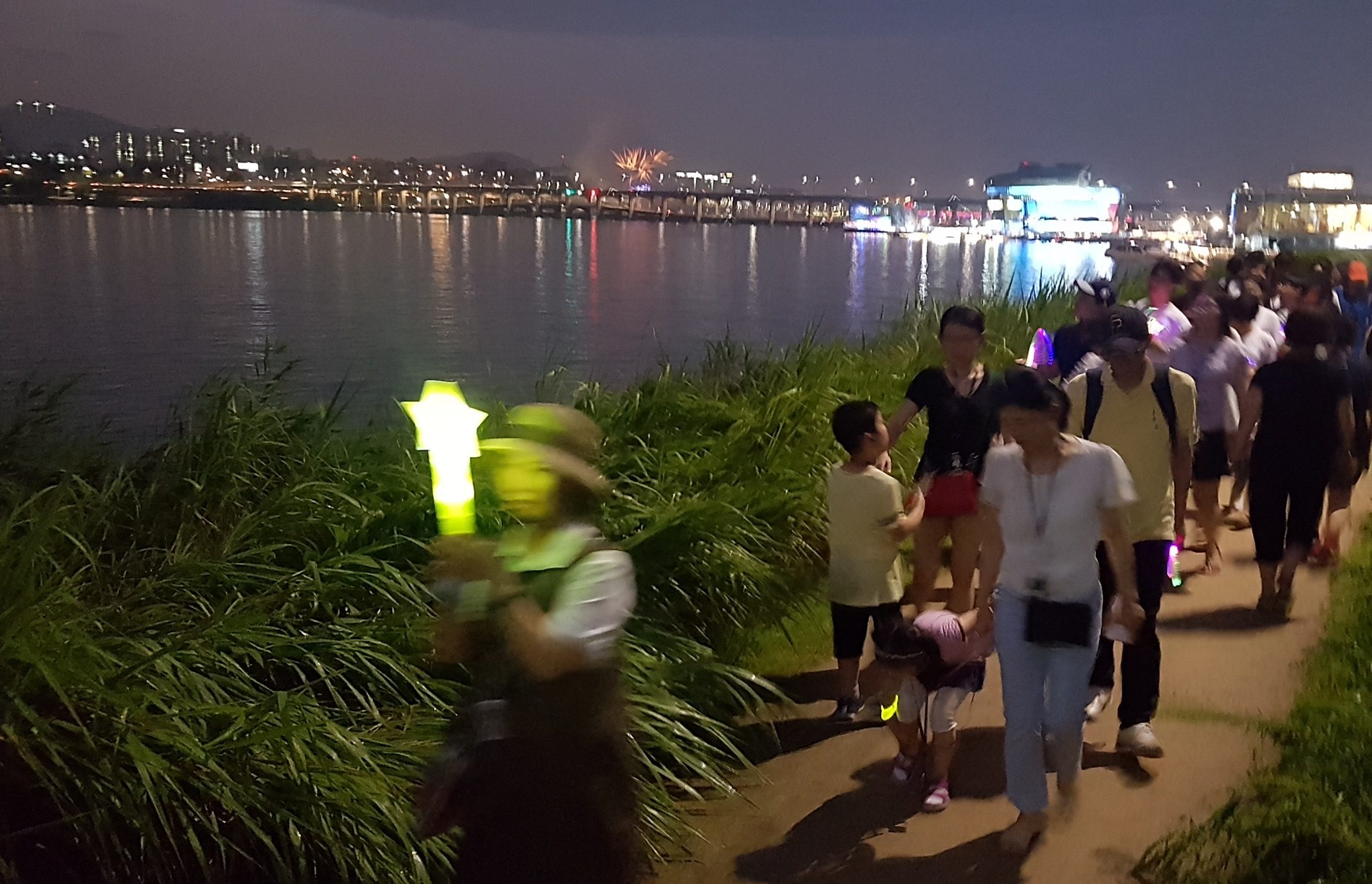 한강야경투어-호안가를 걷는 모습