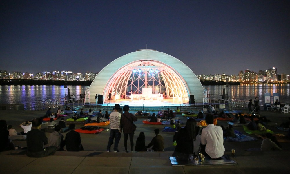 여의도 물빛무대 눕콘 공연에 모인 사람들과 한강 야경(2018.4.21.)