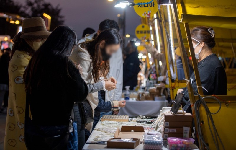 2023 상반기 한강달빛야시장에서 수공예품을 구경하는 사람들. 사진 출처는 소상공인담당관 보도자료
