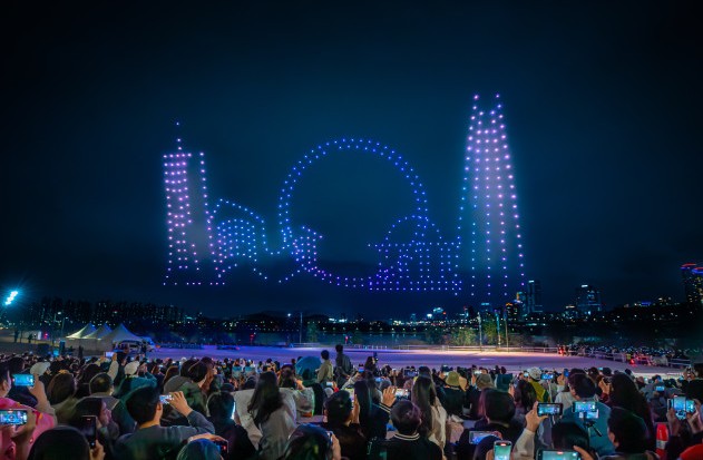 2023 상반기 드론라이트쇼 공연 모습과 구경하는 사람들