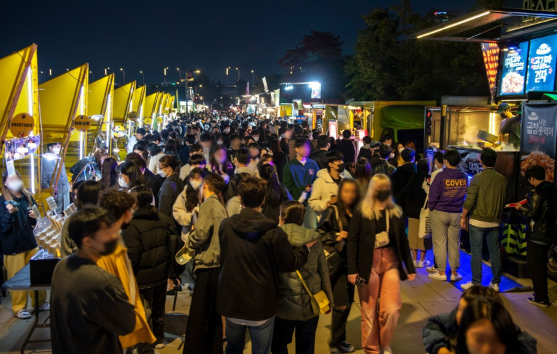 2023 상반기 한강달빛야시장에 모인 많은 사람들. 사진 출처는 소상공인담당관 보도자료