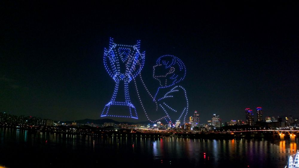 드론으로 만들어낸 우승컵을 손에 쥔 사람