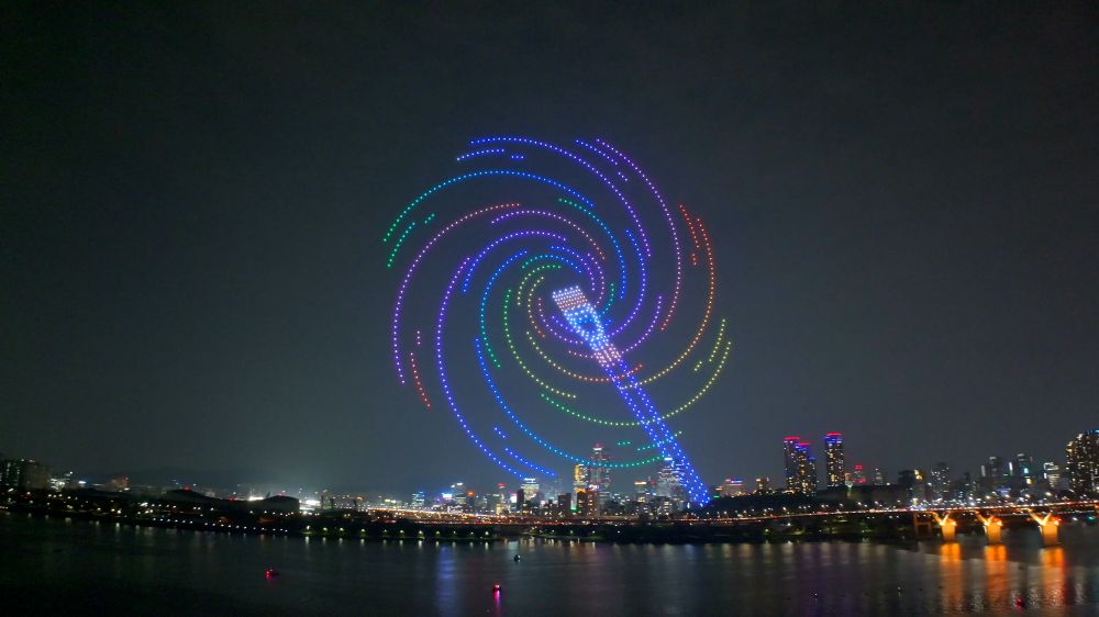 드론으로 만들어낸 밤하늘미술관