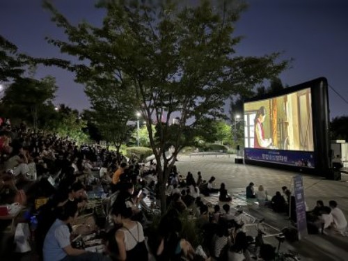 한강스타숲영화관에서 영화 관람하는 시민들