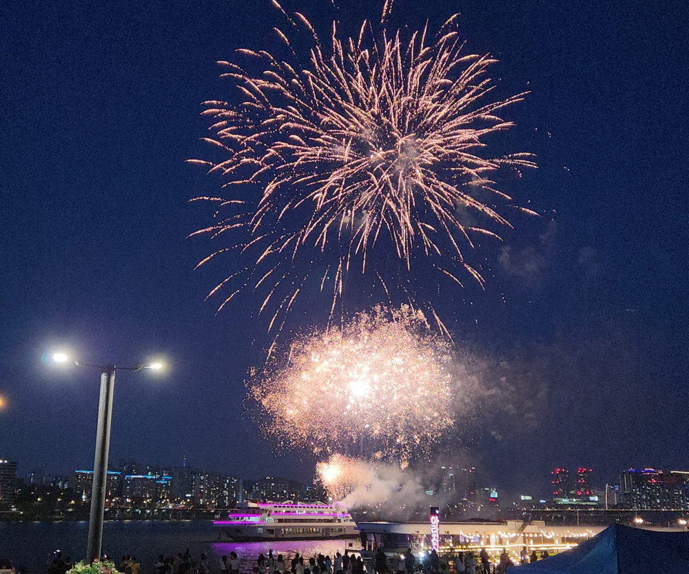 한강음악불꽃크루즈에서 대형불꽃이 터지는 광경