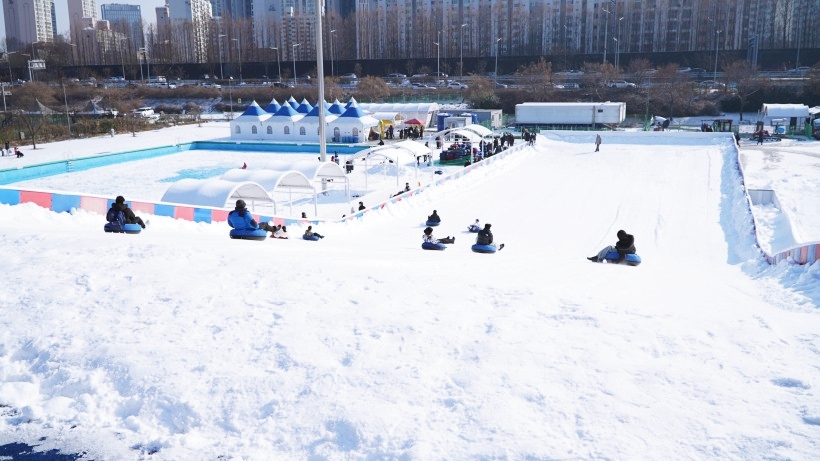 잠원눈썰매장 슬로프에서 눈썰매를 타는 아이들