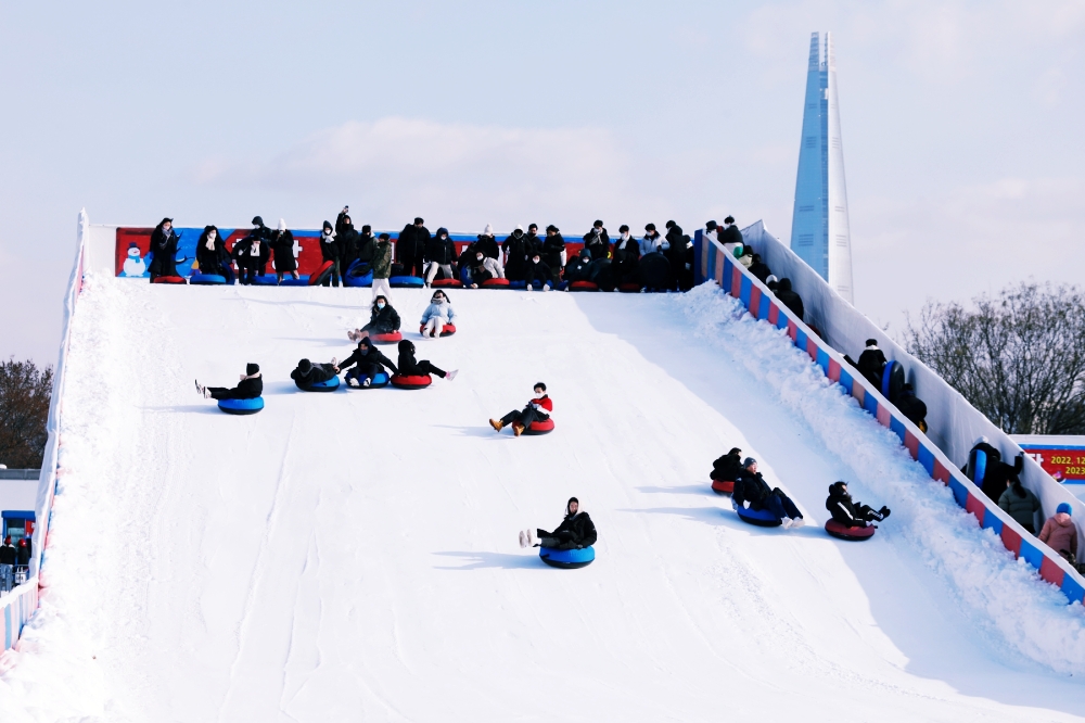 2022년 12월 뚝섬눈썰매장 슬로프에서 눈썰매를 즐기는 사람들