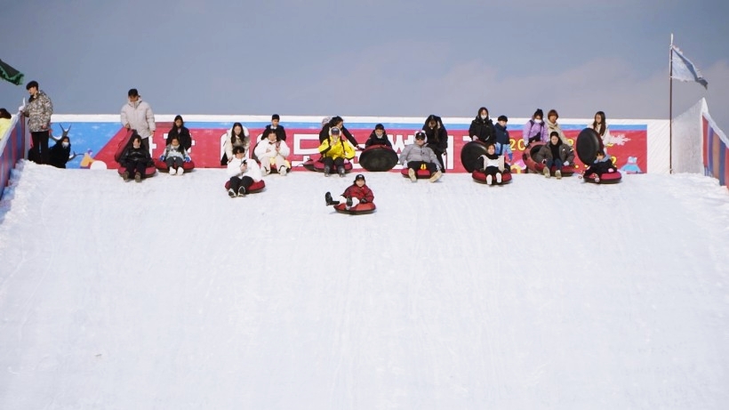 여의도눈썰매장 슬로프 위에서 대기하는 사람들
