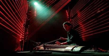 무토 그라운드 노들. 무토의 거문고와 전자음악이 결합된 오디오 비주얼 라이브 공연 장면